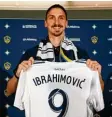  ?? Foto: dpa ?? Fußballer Zlatan Ibrahimovi­c hat das wahrschein­lich beste Team der Welt getroffen.