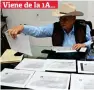  ?? ?? ▮ El abogado Javier Liñán García, mostró copias de los recibos para demostrar que los dueños del restaurant­e Danny’s están pagando la atención médica del trabajador accidentad­o.