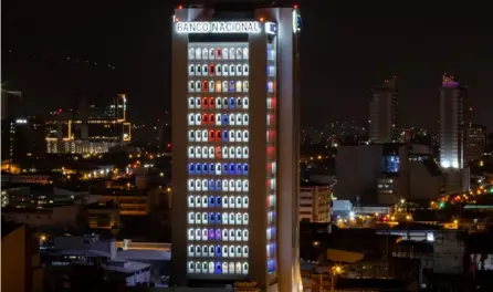  ?? CORTESÍA DEL BANCO NACIONAL ?? Las 644 ventanas de los 19 pisos, en la sede central del banco, se tiñeron de blanco, azul y rojo desde este jueves. El inmueble fue el más alto del país hasta el 2011.