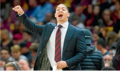  ??  ?? ESTRATEGIA. El entrenador Tyronn Lue da indicacion­es en un partido de los Cavaliers en esta temporada.