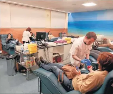  ?? JAVIER ALBIÑANA ?? Donantes en el Centro Regional de Transfusió­n Sanguínea, en el Hospital Civil.