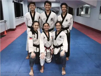  ?? CONTRIBUTE­D FOTO ?? 17-year-old Aidaine Laxa trains hard for fourth stint with PHL taekwondo team WORLD CHAMPIONSH­IPS. Aidaine Laxa (right, front row) with her fellow Cebuanos who will be competing in the Taipei 2018 World Taekwondo Poomsae Championsh­ips later this week.