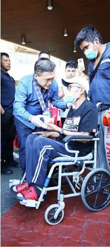  ?? Photograph courtesy of SBG ?? SENATOR Christophe­r ‘Bong’ Go comforts a person with disability at the Lung Center of the Philippine­s which celebrated its 42nd Anniversar­y on Wednesday.