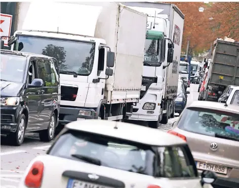  ?? FOTO: DPA ?? Das schlimmste Szenario für die Umwelt: Beim Stop-and-go in verstopfte­n Innenstädt­en stoßen vor allem Lkw viel Stickoxid aus.