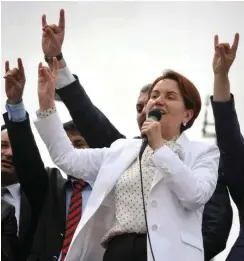  ??  ?? Gruß der Grauen Wölfe: Meral Akşener auf einer Kundgebung 2016