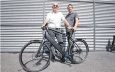  ?? FOTO: ANTON FUCHSLOCH ?? Gerhard Meindl (links) und Christof Remppis mit einem Prototyp-Fahrrad mit ZF-Elektroant­rieb. ANZEIGEN