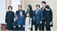  ?? FOTO: ANVAR ILYASOV/ARKIV ?? Uzbekstans president Sjavkat Mirzijojev, nummer två från vänster i den bakre raden, med sin familj.