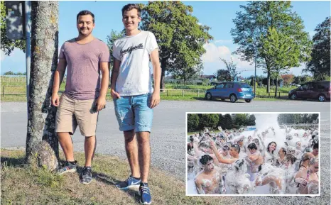  ?? FOTOS: TANJA POIMER/DPA ?? Ein Hauch von Ibiza: Carlos Langenmayr (links) und Lennart Heinemann vom Langenarge­ner Kulturvere­in haben für die Party am Samstag auf dem Parkplatz am Bolzplatz „Europas größte Schaumkano­ne“besorgt. Wie das Ergebnis aussehen könnte, zeigt unser kleines Foto, das in einem Karlsruher Freibad entstanden ist.