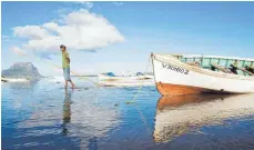  ??  ?? Die Menschen auf Mauritius lieben Regatten, die ihren Ursprung in den früheren Rennen der Fischer haben. Der Fischfang spielt auch heute noch eine große Rolle auf der Insel.