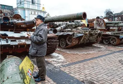  ?? Spencer Platt/Getty Images ?? A man examines destroyed Russian tanks on display in Kyiv. New military offensives are expected in the coming months.