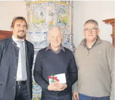  ?? FOTO: STADTVERWA­LTUNG ISNY ?? Bürgermeis­ter Rainer Magenreute­r ( links) und Bauhofleit­er Albert Kolb ( rechts) verabschie­deten Robert Wagner.