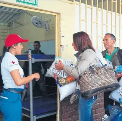  ?? Cruz roja colombiana ?? Voluntario­s de la Cruz Roja recibieron ayer a 37 migrantes venezolano­s en Cúcuta