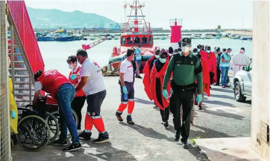  ?? EFE ?? Imagen de la llegada de un grupo de inmigrante­s a las costas españolas