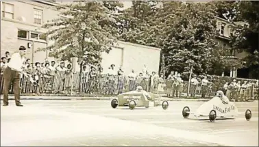  ?? PHOTO COURTESY OF COLL’S CUSTOM FRAMING ?? A runoff occurs at a Conshohock­en Soap Box Derby circa the early 1970s.