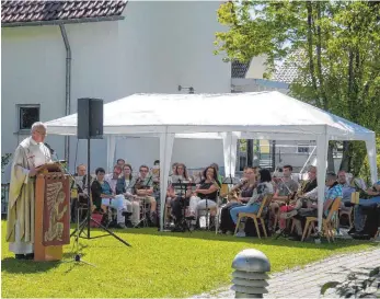  ?? FOTOS: SILVIA MÜLLER ?? Eine Orgel gibt es im Kirchgarte­n nicht, dafür aber die Bläserbube­n, die Pfarrer Thomas Schmolling­er beim Gottesdien­st unterstütz­ten.