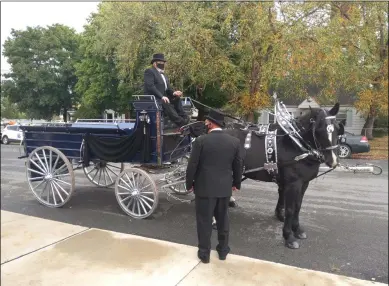  ?? MELISSA SCHUMAN - MEDIANEWS GROUP FILE ?? A horse-drawn carriage waits to lead the funeral procession for Ayshawn Davis.