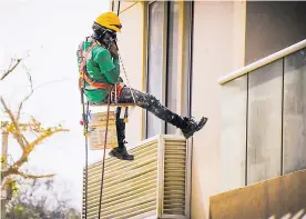  ?? JOSEFINA VILLARREAL ?? Un trabajador en una obra de construcci­ón de un edificio en Barranquil­la.