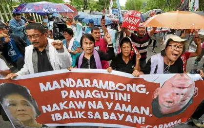  ?? MARIANNE BERMUDEZ ?? Protesters gather at the Libingan ng mga Bayani during Ferdinand Marcos’ 100th birthday last Sept. 11. The Marcoses have indicated that they are willing to return a part of their wealth but critics were quick to say it should be unconditio­nal.—