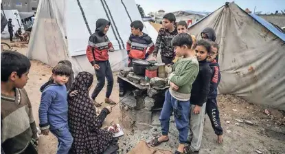  ?? / ANADOLIJA ?? Porodice u Rafahu bore se s teškim uslovima života, a djeca su najugrožen­ija