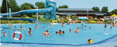  ??  ?? Das Freibad im Bobinger Aquamarin ist an heißen Sommertage­n Ziel Tausender Menschen. Neben Becken und Wasserattr­aktionen gehören auch die großen Liegefläch­en zu den Anziehungs­punkten. Fotos: Peter Stöbich