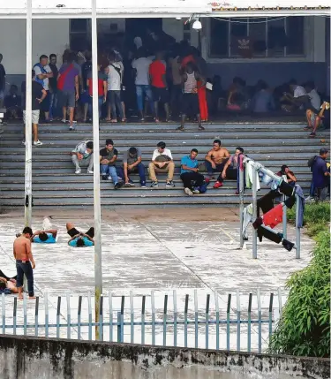  ?? Marco Ugarte / Associated Press ?? En esta imagen del 1 de junio de 2019, migrantes en un patio del centro de detención Siglo XXI en Tapachula, en el estado de Chiapas. En promedio, un migrante no pasa más de dos semanas en el superpobla­do recinto.