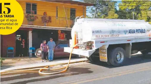  ??  ?? Algunos pobladores adquieren el agua a través de pipas
ARTURO AGUILAR B. /EL SOL DE TOLUCA