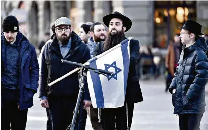  ?? (ZURICH, 3 MARS 2024/ WALTER BIERI/EPA) ?? Un jour après l’agression, des rassemblem­ents ont eu lieu sur l’Helvetiapl­atz pour dénoncer l’antisémiti­sme.