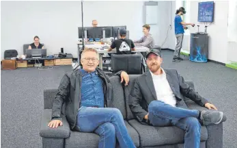  ??  ?? Christian Skrodzki (links) und Phil Zinser haben es sich in der neuen Digitalwer­kstatt bequem gemacht.