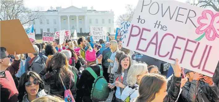  ?? AP ?? Pedidos. Una manifestac­ión de la llamada “Marcha de las mujeres” muestra sus pancartas ante la Casa Blanca. Los reclamos femeninos han estado en el centro de esta campaña.