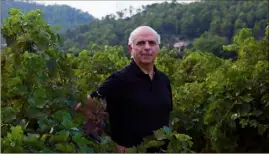  ??  ?? Le président du Conseil interprofe­ssionnel des vins de Provence, Jean-Jacques Bréban, au milieu du vignoble varois.