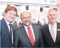  ?? FOTOS (5): MW ?? Kanzlerkan­didat Martin Schulz (M.) wurde von Gastgeber Axel Pollheim (r.) und Moderator Michael Bröcker, Chefredakt­eur unserer Zeitung, begrüßt.