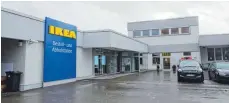  ?? FOTO: VINCENZ ?? Seit Januar 2016 gibt es in Ravensburg eine Bestell- und Abholstati­on des Möbelriese­n Ikea – nur eine von zwei in Deutschlan­d. Ob sie bleibt, ist ungewiss, da Ikea dieses Projekt nicht weiter verfolgen wird.