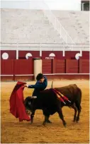  ??  ?? Un torero durante una corrida sin público en España.