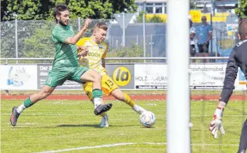  ?? FOTO: MARC DITTMANN ?? Mengens David Bachhofer (rechts) bleibt im letzten Heimspiel der Saison ohne Torerfolg. In dieser Szene blockz ihn Connor Hertrich.