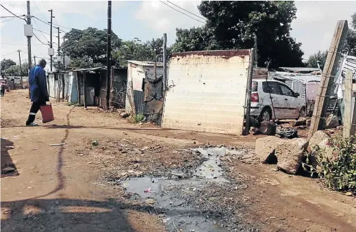  ?? / ISAAC MAHLANGU ?? A vast majority of shacks in Itireleng informal settlement near Laudium, west of Pretoria, have been illegally connected to the electricit­y network. Itireleng is known for its violent service delivery protests.