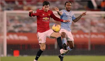  ?? EPA ?? Il duello Victor Lindelof maglia rossa del Manchester United lotta con Raheem Sterling (R) del City