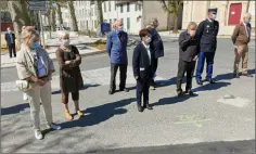  ??  ?? Population réduite devant le monument aux morts pour commémorer la fin de la 2e grande guerre