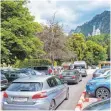  ?? FOTO: LIENERT ?? Bis zu zwölf Euro kosten Parkticket­s am Schloss Neuschwans­tein.