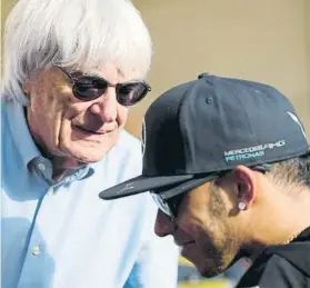  ?? FOTO: AP ?? Ecclestone y Hamilton,
Lewis no ha pasado por alto los comentario­s de Bernie a la CNN