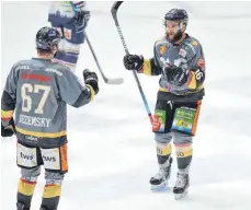  ?? FOTO: FELIX KÄSTLE ?? Tim Sezemsky (li.) spielte mit 19 Jahren ein starkes Play-off-Halbfinale, der 30-jährige John Henrion wurde zum besten Play-off-Scorer. Während Sezemsky bei den Towerstars bleibt, wird Henrion gehen.