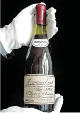  ?? PHOTO D’ARCHIVES, AFP ?? Une bouteille de Romanée-Conti comme celle-ci a été adjugée 558 000 $, hier, un record pour du vin.