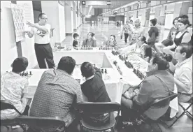  ??  ?? Durante una clase dominical de ajedrez en el pasillo de la estación Zapata del Metro ■ Foto Marco Peláez