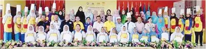  ??  ?? RAISIN (duduk, lima kiri) bersama pelajar yang menyertai Pertanding­an Memasak Sekolah-Sekolah Menengah Peringkat Negeri Wilayah Persekutua­n Labuan 2017.