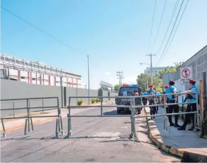  ?? JADER FLORES/ LA PRENSA ?? La Policía y fuerzas antimotine­s cercaron ayer el complejo judicial en Managua.