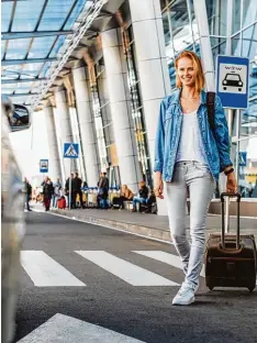  ?? Foto: YakobchukO­lena, Adobe Stock ?? Wenn Touristen am Flughafen ankommen, sind sie leichte Beute für betrügeris­che Taxifahrer. Denn sie kennen sich nicht so gut aus.