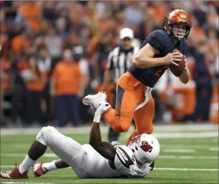  ?? ADRIAN KRAUS - THE ASSOCIATED PRESS ?? Syracuse quarterbac­k Eric Dungey, top, tries to break the grasp of Louisville defensive end Tabarius Peterson during the first half of an NCAA college football game in Syracuse, N.Y., Friday, Nov. 9, 2018.