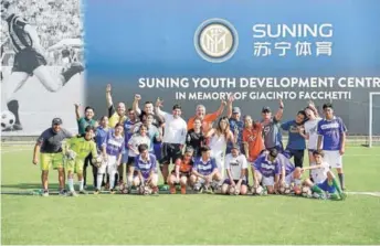  ??  ?? ► Los niños campeones de la Copa Enel entrenaron junto a Iván Zamorano.