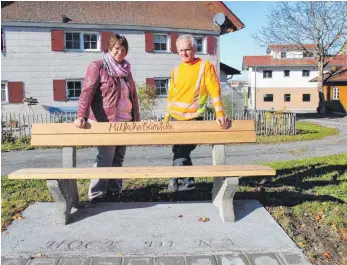  ?? FOTO: GISELA SGIER ?? Silvia Ulrich und Rudolf Dilger freuen sich über das neue Mitfahrbän­kle am Ortsausgan­g von Beuren an der Straße in Richtung Isny. Das Angebot für spontane Pendler wartet nun auf seine Benutzer.