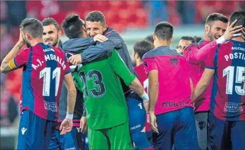  ??  ?? FELICIDAD. Bardhi abraza a Oier tras su exhibición y la victoria de un Levante que ya se ve en Primera un año más.