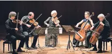  ?? FOTO: SUSANNE DIESNER ?? Lukas Hagen, Rainer Schmidt und Veronika Hagen mit Sol Gabetta sowie Clemens Hagen (von links).